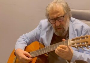 Ali Oji Instagram - مسعود کیمیایی بزرگ تولدتان بر ما ، مردمی که به واسطه نگاه شما ، فیلم های شما ، کتاب های شما ، عاشق سینما شدند 
مبارک باد …
سایه شما مستدام 
امیدوارم سالیان سال در کنار خانواده شاد و سلامت باشید …
جانم به دست های همیشه آغشته  به جوهر خودنویس شما 
جانم به قلب نازنین شما ….
جانم به استایل دوست داشتنی شما …
فیلم بسازید و فیلم بسازید 
پدر سینمای ایران تولدتون مبارک 
هفتم مرداد تولد شما برای من روز سینماست ….
