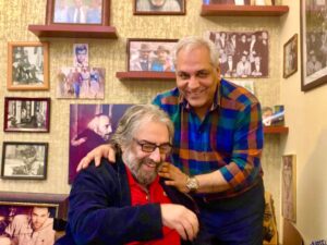 Ali Oji Instagram - یک ترکیب تازه در فیلم جدید مسعود کیمیایی
مهران مدیری بازیگر «خائن کشی» شد
.
مهران مدیری به جمع بازیگران فیلم «خائن کشی» به کارگردانی مسعود کیمیایی و تهیه کنندگی علی اوجی پیوست.
.
مسعود کیمیایی که سال گذشته با فیلم سینمایی «خون شد» در جشنواره فیلم فجر حاضر بود، مدتی است پیش‌تولید فیلم جدیدش را آغاز کرده است.
.
پس از امیر آقایی و سارا بهرامی که به عنوان اولین بازیگران «خائن کشی» معرفی شدند، مهران مدیری هم حضورش در این فیلم قطعی شده تا در کنار این دو بازیگر ترکیبی متفاوت را تشکیل بدهند.
.
این اولین همکاری مشترک کیمیایی و مدیری است که پیش از این قرار بود در فیلم های «ضیافت» و «جرم» در کنار هم باشند که به دلایلی این همکاری شکل نگرفت.
.
«خائن کشی» چند بازیگر مطرح دیگر دارد که طی روزهای آینده معرفی می شوند تا این فیلم برای حضور در جشنواره فجر آماده شود.