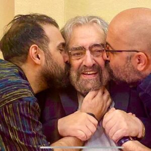 Ali Oji Instagram - روز ملی سینما بر همه عاشقان سینما و همکاران عزیزم مبارک …
به همراه مسعود و پولاد کیمیایی عزیزم … همیشه یادم هست که به خاطر آثار کیمیایی عاشق سینما شدم … 
قدر لحظه لحظه با شما بودن رو 
می دونم … 
پدر مهربان من و سینما 
عکس چندین ماه قبل برداشته شده است …