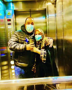 Ali Oji Instagram - دیدار بعد از دوماه با مادر عزیز تر از جانم که هر چه دارم از دعای اوست ، دوستت دارم مادر ، مادر جان ، تک و تنها بار زندگی را به دوش کشیدی و دم نزدی به وجودت افتخار 
می کنم ... 
پسرت علی