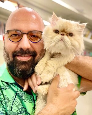 Ali Oji Instagram - با حیوانات مهربان باشیم 
به همراه پشمکِ ونکی‌ 
گربه ایی که خیلی می داند