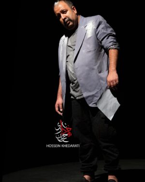 Ali Oji Instagram - نمایش الدسانگز عشق روزهای کرونا
نقش مرتضی … 
نقشی که به شدت دوستش دارم و با همه وجودم روی صحنه باهاش زندگی می کنم
قصه عاشقی و اشک ها و لبخندها و دوسطر از آخرش خودِ خودِ زندگی … 
نوشته های محمد رحمانیان همیشه برام جذاب بوده … در واقع نگاهی که محمد رحمانیان در آثارش به زندگی داره باعث میشه زندگی رو بیشتر دوست داشته باشم 
این روزها با گروه بی نظیرمون در پردیس تاتر شهرزاد این نمایش رو در دوسانس روی صحنه بردیم … امید که دوست داشته باشید و در روزهای محدود باقیمانده به تماشای نمایش ما تشریف بیارید …
لطفا ورق برنید 
عکس ها از حسین خدارتی
