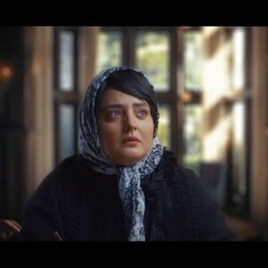 Ali Oji Instagram - نمایش پروین اثر حسین کیانی 
بر اساس زندگی  پروین اعتصامی بزرگ شاعره ایران زمین 
این روزها در سالن اصلی تاتر شهر روی صحنه می رود …
نمایشی با بابازی خوب بازیگرانش و هدایت یکی از نوابغ تاتر ایران حسین کیانی که از تخیل خود و زندگی پروین اعتصامی میکسی دلنشین برای تماشاگر جدی تاتر و علاقمند به رئالیسم کارگردانی کرده است 
صحنه خوب / گریم خوب / موسیقی خوب و بی شک اگر به تماشای این نمایش نشسته اید شما هم با من هم نظر  خواهید بود که مدت ها است که این جنس از کار به فراموشی سپرده شده و تاتر کلاسیک که قصه خود را همچون کتابی آرام ورق بزند همچنان 
لذت بخش است … کیانی تو را سر فرصت و به آرامی غرق در فضای ذهنی خود و صد البته زندگی پروین اعتصامی می کند و برشی زیبا در حاشیه قصه اش از اتفاقات دهه پر التهاب بیست و آن روزهای ایران 
دارد … بی شک کیانی یکی از افراد با سواد زمانه ماست که به خوبی هم تاریخ می داند هم ادبیات هم تاتر را بلد است … اگر بیننده جدی تاتر باشید هرگز از 
طولانی بودن زمان نمایش خسته نمی شوید چون متنِ آهنگین و سرحال کیانی همچون شعری زیبا بر جان شما می نشیند …خسته نباشید به نرگس عزیزم برای ایفای نقش پروین که خوش می درخشد بر صحنه این نمایش و درست به دور از اضافه کاری یکی از معرفترین شاعرهای زن ایران را آرام و دوست داشتنی 
زندگی و 
خلق می کند …امین زندگانی در نقش سرهنگ آرتا که نقشی متفاوت را خیلی شیرین و البته باهوش بازی 
می کند ، جواد یحیوی که اصلا نمی دانم چرا زودتر به این بازیگر خوب نرسیدم …درجه  یک است  در نقش ابوالفتح برادر پروین که میراث او را پاس داشت … مهران رنجبر برادر دیگر پروین (نصرالله )که برای نقشش زحمت زیادی را کشیده و بی آلایش است … بازیگر خوب مجید رحمتی که براستی 
بی نظیر است ، خانم اکرم محمدی دوست داشتنی در نقش مادر پروین..
جواد مولانیای عزیز با حال در نقش آرشاک ،مریم ندایی در نقش صنمی که سرزنده و جاری است ، آتنا تندرو در نقش مهکامه دوست پروین ، سهیل ملکی ، فربد غفاری و هوشنگ قوانلو با این که حضورش کوتاه هست ولی جان به صحنه
 می دهد …
به تهیه کنندگی دوست عزیزم داود نامور که بسیار جان گذاشت … خسته نباشید به تمام گروه و امید که نمایش پروین را دوست داشته باشید و 
به امید رونق تاتر ایران 
زنده باد تاتر