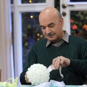Ali Oji Instagram - ایرج جانِ طهماسب سلام و تولدت مبارک 
ممنونیم از کودکی کنار ما بودی و به ما یاد دادی همدلی و دوست داشتن رو …
ممنونم که به عروسک ها جون دادی تا ما هم پا به دنیای خیال بزاریم و غرق در رویا بشیم و لذت ببریم از اون دوران که سختی کم نبود …ایرج جان بعد از آشنایی با شما دیدم که چقدر آقای مجری با آقای طهماسب شبیه به هم هستن … همان قدر مهربان همان قدر شریف همان قدر دوست
…سالیان سال برای کودکان و نوجوانان و بزرگسالان برنامه بسازید و یادمون بندازید که انسانیت هنوز هست و میشه همدیگر رو دوست داشت … جانم به مدل (بچه )گفتنتون …جانم به این آرامش و متانت شما …دوستتون دارم و باز تولدتون مبارک
@irajtahmasb_