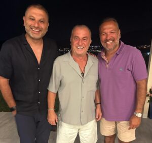 Ali Sunal Instagram - Yine şahane bi davet şahane yemek şahane sohbet artık klasiğimiz oldu. İyi ki de oldu çok güzel oldu 🫶🏼🧿