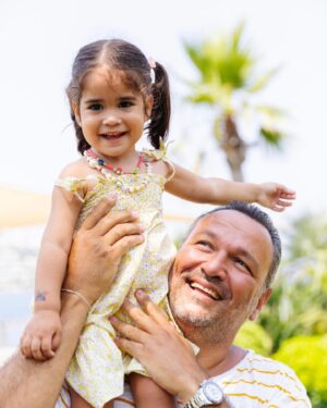 Ali Sunal Instagram - Benim miniciğim, coşku dolu festival kızımın doğum günü bugün. Bütün ömrün aynı coşkuyla geçsin benim güzel benim bebek kızım. Seni çok seviyorum… 🫶🏼🧿 #Niloşum 3 oldu inanması güç oldu 🥹