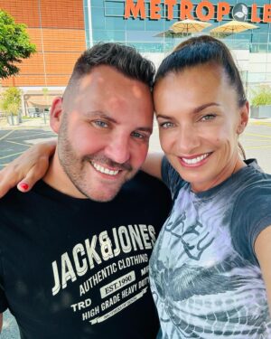 Alice Bendová Instagram - Nikdy nevíte, kdo Vám vstoupí do života, já mám to štěstí, že poslední dobou mi vstupují do života samé dobré lidi..

Seznámení s @alice_bendova_official  bylo prvně pouze pracovní. A z pracovního vztahu, jsme zjistili, že máme stejný humor( jsme stejně  praštěný😆)
A že si rozumíme, nyní jsme kamarádi🙏🙏 jsem za toto seznámení, tak vděčný a moc si ho vážím.

Jsi dokonalá žena, rozdáváš radost, smích a hlavně podpoříš když je člověku ouvej. Moc děkuji za naše přátelství♥️🙏 a vy se těšte v neděli na reels, který bude jak jinak než plný smíchu😆

#cz #czech #praha #prague #prag #alice bendova#like #liketime #instalike #liker #like #insta #instagram #instagood #instalike #mens #menstyle #menfashion #mensstyle #menshair #women #woman #girl #girls #influencer #friends #friendsforever