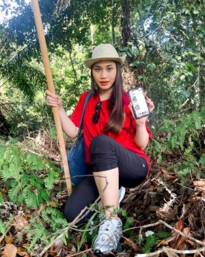 Alicia Chanzia Instagram - Sebuah cerita pengalaman pertama gw berburu ke hutan di akhir tahun! Ceritanya mau latihan berburu
Buat berburu parcel bareng APoi lewat penawaran hepi dari Poin Festival 2023 yang berakhir di tanggal 31 Desember ini. WOAAAH!!

Mending buat para APoi yang belum ikutan, yuk gabung sekarang karena di aplikasi MyTelkomsel ada 2 macam penawaran Parcel Hepi. Untuk yang suka kulineran sini merapat, karena banyak penawaran kuliner favorit kamu lewat aplikasi Grab atau Pay’s Gift. Ga cuma buat APoi yang suka kulineran, buat APoi yang suka belanja2 juga ada, karena ada e-parcel dari beragam merchant seperti Aeon Store, Alfamart, Hypermart, Indomaret, Lotte Mart, Rumah Frozen, dan Ruko Bento ✨

Sekali lagi gw ingatkan!, langsung tukerin poin di aplikasi MyTelkomsel karena ini adalah moment yang tepat untuk tukerin poin sebelum poin kamu HANGUZZ!! 

Yuk buru-buru ngabisin dan pantang nyisain poin. Tapi tetap harus waspada ya sama pihak gak bertanggung jawab yang mengatas namakan @telkomsel dan @telkomselpoin
Buruan berburu hadiahnya ya APoi🔥🔥

#SemangatAbisinPoin 
@telkomsel @telkomselpoin