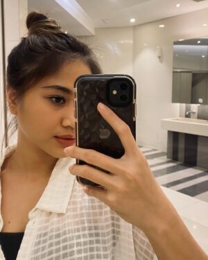 Alicia Chanzia Instagram - Cari wifi mulu, kapan cari wifenya wk eh tapi kalo wifi bisa gratis, kalo wife ga bisa cuy! Eh bisa ga sih? Eh gmn sih? Wk bye