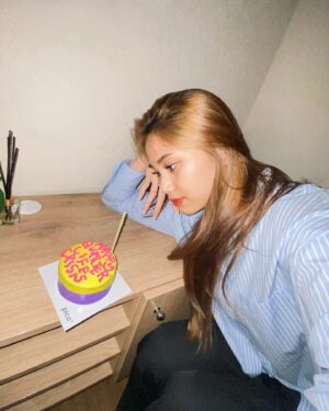 Alicia Chanzia Instagram - Meratapi umur 25 🥹

Saya tunggu wishnya. 

Wish terbaik dan jenaka akan saya beri hadiah special limited edition yaitu gopay/ovo/dana senilai….. (seikhlas yang lagi ultah)

Awas aja pada nanya “kak Acha ga dateng ke nikahan Rona?” 
Tenang guys yg penting angpaonya tetep nyampe xixi 

Dah ya sekian. Mau dinner sama suamik dulu 🫶🏻