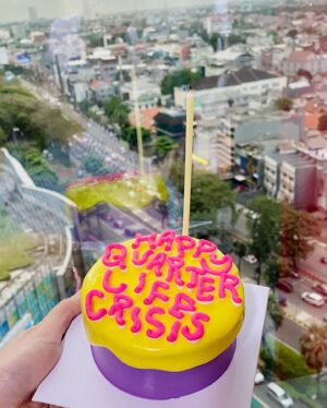 Alicia Chanzia Instagram - Meratapi umur 25 🥹

Saya tunggu wishnya. 

Wish terbaik dan jenaka akan saya beri hadiah special limited edition yaitu gopay/ovo/dana senilai….. (seikhlas yang lagi ultah)

Awas aja pada nanya “kak Acha ga dateng ke nikahan Rona?” 
Tenang guys yg penting angpaonya tetep nyampe xixi 

Dah ya sekian. Mau dinner sama suamik dulu 🫶🏻