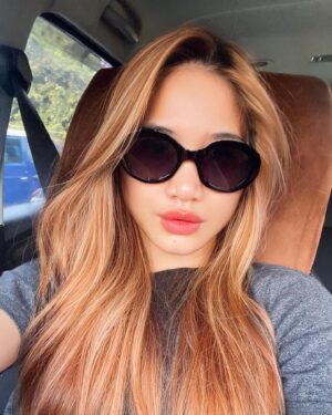 Alicia Chanzia Instagram - Kata gw sih diem ya cha! Bisa2nya ga makeup ttp cantik gini? Liat tuh jerawat di dagu! Makin lucukk tau! Fix sih kalo lepas kacamata pasti makin mirip boyen uwuwuw 🩷🥹

Silahkan yg udah mual saya persilahkan ke toilet dulu ya.