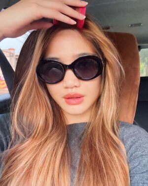 Alicia Chanzia Instagram - Kata gw sih diem ya cha! Bisa2nya ga makeup ttp cantik gini? Liat tuh jerawat di dagu! Makin lucukk tau! Fix sih kalo lepas kacamata pasti makin mirip boyen uwuwuw 🩷🥹

Silahkan yg udah mual saya persilahkan ke toilet dulu ya.