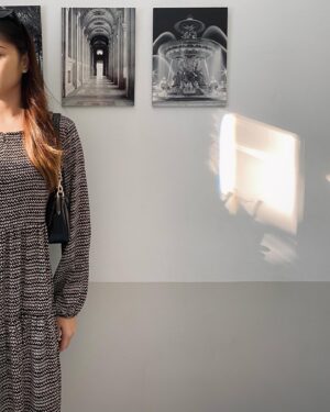 Alicia Chanzia Instagram - Mau posting foto, tapi pas gw liat feeds gw sblmnya itu ternyata pake baju yang sama kaya foto yang mau gw share cuma beda di celananya aja wkkwkw. Alhasil gw memposting foto yang sangat aesthetic ini dulu sebelum gw memposting foto dengan baju yang sama HAHA fyi gw tuh ga suka belanja baju guys, gw lebih suka belanja makanan. Blm nemu aja faedahnya punya baju banyak2 smp 3 lemari. Kebetulan gw juga ga suka nyetrika baju sih makanya gw ngerasa beban aja gitu kalo punya baju banyak, soalnya nyetrika itu kegiatan yg aneh bgt sumpah dan gw ngerasa gerah aja kl nyetika baju, mana ga rapih2 lagi hm gmn sih guys cara nyetrika baju yang bener? Atau kalian ada cara ga supaya pas nyetrika jiwa raga itu ga kegerahan? Boleh kasih gw kiat2 dapet biji kopi luwak yang premium ya. Makasih 🙏🏻
