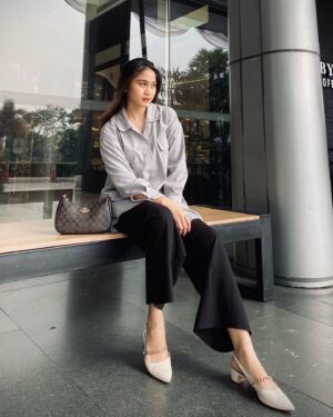 Alicia Chanzia Instagram - Peringatan! Saya atas nama Alicia Chanzia nomer rekening 0263):&53936 tidak bertanggungjawab atas dampak ketagihan yang muncul setelah kalian kepoin akun yang gw tag! Lo kalo mau ngasih hadiah buat pacar, istri atau oshi xixix mending lo cepetan beli deh di @dailyluxury_id gw udah lelah bgt kerja tapi mau belanja tas mulu. 

Capek bgt capek. Udah ah ngetiknya! Capek bgt gw buat caption beginian 🤬🥹

Intinya gw cpk. Bhay! 

Btw itu no rek gw kl mau transfer boleh bgt ya ga gw larang 🤭