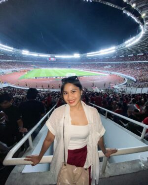 Alicia Chanzia Instagram - Arhan ngelap bola pake handuk buatku candu xixix tapi Indonesia kalian mantap!! Argentina kalian bule2 yang larinya kaya flash! Akhirnya sekarang saya mengerti kenapa sepakbola adalah agama kedua suamik saya! Bonus video saya dan suamik ngejar tukang tahu bulat langganan selagi saya masih jadi membre 48🇮🇩🇦🇷

#kitagaruda #garudamendunia #bersamagaruda #inikandangkami