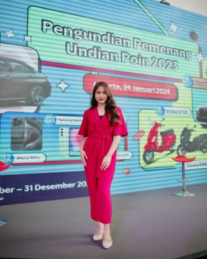 Alicia Chanzia Instagram - Siang tadi aku datang ke event Pengundian Pemenang Undian Poin Festival dari Telkomsel Poin di Telkomsel Smart Office.

Pertama kali loh gw dateng menyaksikan pengundian pemenang yang hadiah Grand Prize nya : 1 BMW 320i 
Dan banyak juga hadiah lainnya seperti 
- 4 Toyota Yaris Cross
- 4 Vespa LX125
- 12 Yamaha NMAX
- 12 iPhone 15 Pro
- 101 Samsung Galaxy A24
- 150 Samsung Galaxy A04S
 
Walapun sedikit sedih karena hari ini gw kurang beruntung ngga dapetin BMW 320i, tapi gapapa bakalan gw coba terus untuk tukerin Poin di aplikasi MyTelkomsel atau MyIndiHome, karena banyak banget juga benefit dan program seru lainnya! Dan kali aja besok2 gw bisa menang yuhhuu ✨

Nah untuk APoi diseluruh Indonesia, gw ga capek ingetin untuk terus waspada sama penipuan yang mengatasnamakan Telkomsel Poin! Aku kasih infonya ya untuk cek Pemenang Undian Poin 2023 dengan cara: 
- Kirim SMS: ketik WIN dan kirim ke 777
- Pemenang akan akan dihubungi oleh tim Telkomsel lewat call center 188

@telkomsel @telkomselpoin #PoinHepi