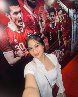 Alicia Chanzia Instagram - Arhan ngelap bola pake handuk buatku candu xixix tapi Indonesia kalian mantap!! Argentina kalian bule2 yang larinya kaya flash! Akhirnya sekarang saya mengerti kenapa sepakbola adalah agama kedua suamik saya! Bonus video saya dan suamik ngejar tukang tahu bulat langganan selagi saya masih jadi membre 48🇮🇩🇦🇷

#kitagaruda #garudamendunia #bersamagaruda #inikandangkami
