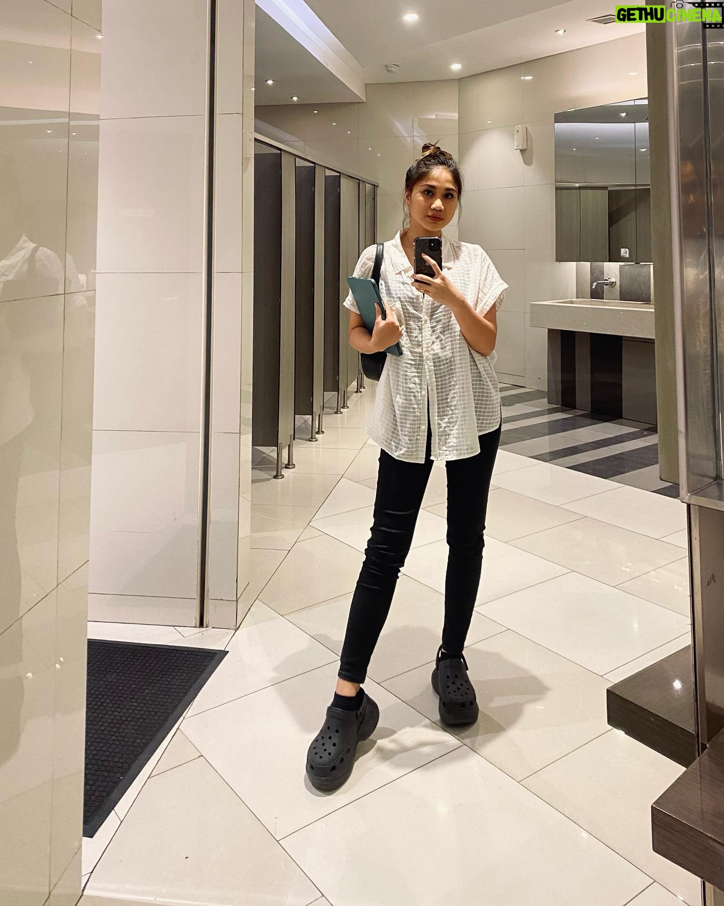 Alicia Chanzia - 3 Likes - Cari wifi mulu, kapan cari wifenya wk eh tapi kalo wifi bisa gratis, kalo wife ga bisa cuy! Eh bisa ga sih? Eh gmn sih? Wk bye