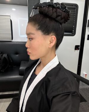 Alicia Hannah Instagram - @cobrakaiseries number one show on @netflix worldwide right now!!!!! Thank you cobra fans 🐍we love you❤️

#cobrakai