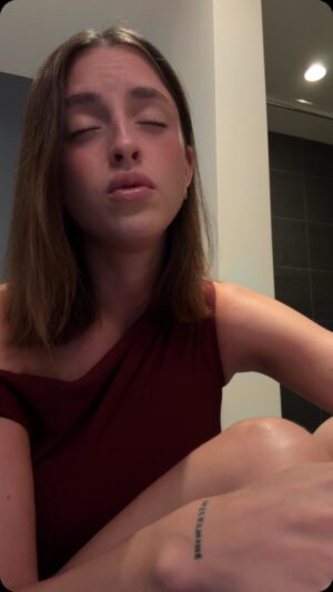 Alicia Moffet Instagram - Cover acappella de salle de bain parce que je suis incapable de sortir cette chanson de ma tête depuis que Céline l’a interprétée aux Olympiques 🥹