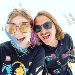 Alina Pyazok Instagram - Happy Birthday @iliyaprusikin! Я безумно рада, что тебя знаю! Желаю бесконечного вдохновения, неиссякаемой энергии , да и вообще, чтобы все было кайфово и никогда не становилось скучно))) люблю тебя, Илюха Прусикин! 🥳🎂🍾🎉🎁
