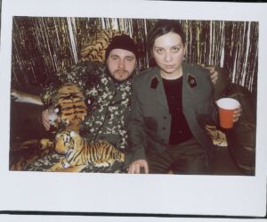 Alina Pyazok Instagram - Этот год лично у меня прошёл не то что за 2, а, кажется, что за все 10.
Концентрация событий и людей в этом году зашкаливала) традиционно , на новогодний пост подведения итогов меня не хватает. Но очень хочется сказать спасибо всем и каждому кто был со мной в 2021. Теперь жду 2022… надеюсь он пройдёт за 20. А в посте фотографии с нашего лучшего корпоратива))) часть 1! Фотографии от @alenachendler !