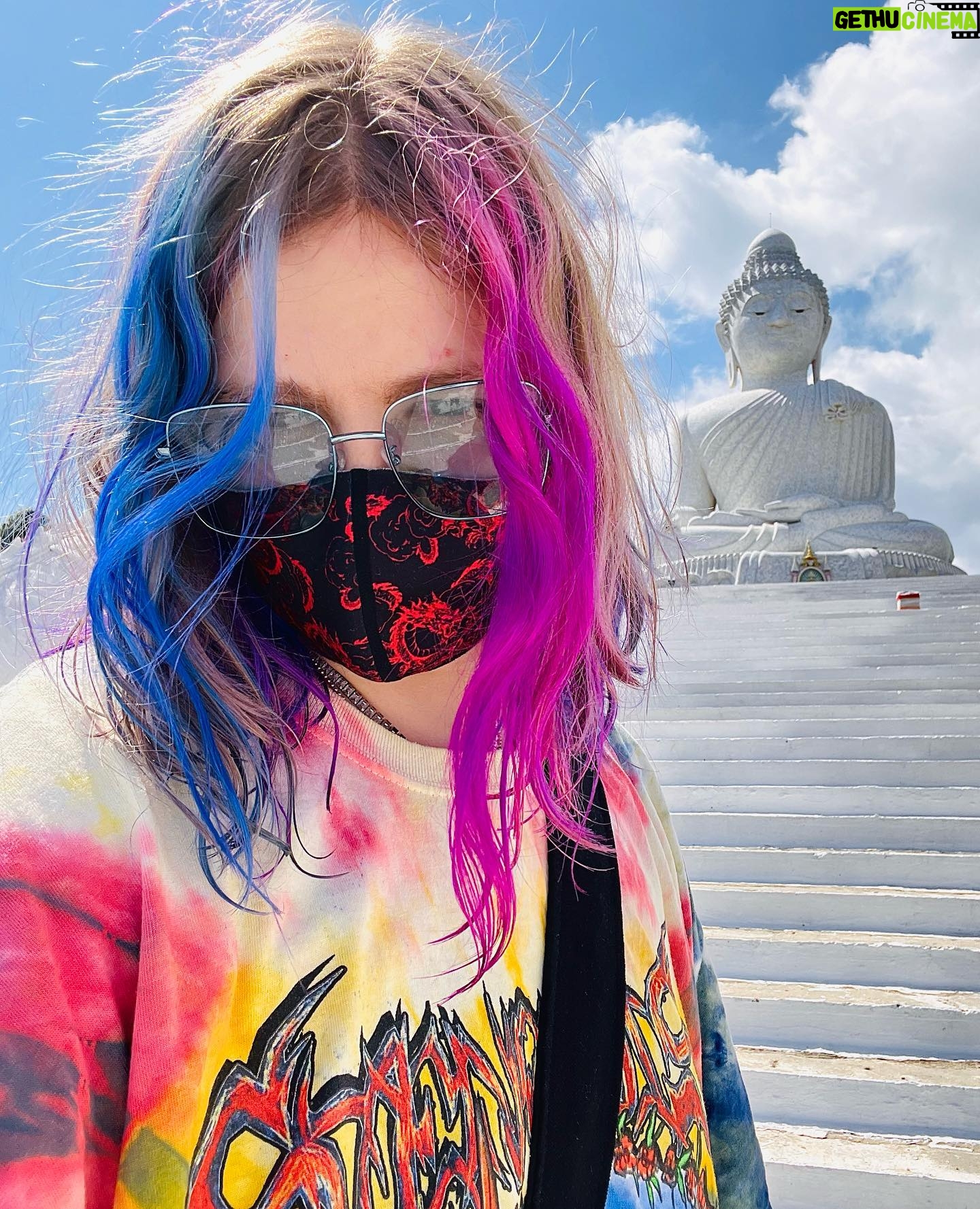 Alina Pyazok - 7.3K Likes - Как же я обожаю Тайланд💜💙💖сейчас ещё не так много туристов, и от этого тут ещё атмосфернее. Единственное, пандемия, конечно, потрепала нормально так страну. Стало много заброшек… но я надеюсь они быстро восстановятся.