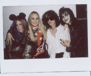 Alina Pyazok Instagram - Этот год лично у меня прошёл не то что за 2, а, кажется, что за все 10.
Концентрация событий и людей в этом году зашкаливала) традиционно , на новогодний пост подведения итогов меня не хватает. Но очень хочется сказать спасибо всем и каждому кто был со мной в 2021. Теперь жду 2022… надеюсь он пройдёт за 20. А в посте фотографии с нашего лучшего корпоратива))) часть 1! Фотографии от @alenachendler !