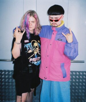 Alina Pyazok Instagram - Нам с @olivertree надо либо одеждой поменяться, либо причёсками.😂 Кто ещё не видел клип @olivertree и @littlebigband - линк в био! 📸 @3.14f