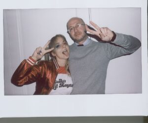 Alina Pyazok Instagram - Между первой и второй перерывчик небольшой) тут первой фоткой я ставлю картинку с человеком, с которым мы уже 18 лет вместе))) в горе и радости, богатстве и бедности 😂😂😂и с удачными лицами на фотографии и не очень)) а с людьми на остальных фотографиях, мы знакомы чуть меньше, но, ребята, я вам благодарна за все, что с нами происходило и происходит! Жаль что нельзя в пост сделать сразу 30 фоток!Часть 2! Фото @alenachendler