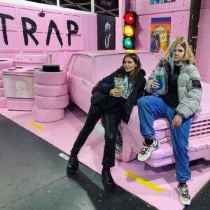 Alina Pyazok Instagram - С днём рождения @sonyatayurskaya !!! В очередной раз осознала, как мало у нас с тобой общих фотографий, но зато как же много нереальных воспоминаний!!! Ты одна из самых сильных людей, которых я знаю! Будь счастлива, здорова и вообще кайфуй ежедневно от каждого дня, как в последний раз! Я тебя очень люблю!!! 🥳❤️🍾