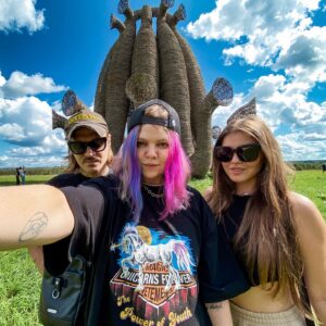 Alina Pyazok Instagram - Наконец-то доехали до Николо-Ленивца, побывали на фестивале @signal.live ⚡️причем, это был первый фестиваль, где мы не играли, а просто побывали как зрители! что я могу сказать?) это было оооочень круто) мне кажется я вообще первый раз в жизни спала в палатке 😂