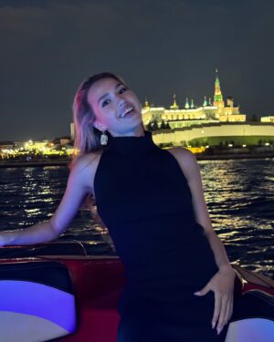 Alina Zagitova Instagram - Вчера был классный вечер и волны⛵️ а сегодня продолжаю свою миссию на Играх БРИКС 🏀🚣🏽‍♀️🏊🏼‍♀️ я рада в Праздничный день быть в моей любимой Казани 🤍 
🤲🏼
Всех мусульман с Праздником 👏🏻 Корбан бәйрәме белән котлыйм 💚🤍❤️