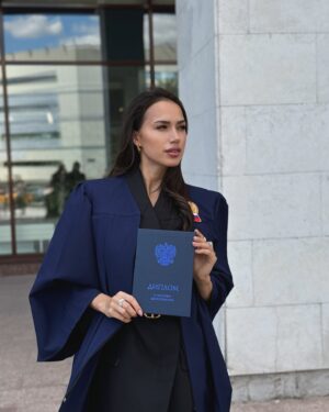 Alina Zagitova Instagram - Я – дипломированный специалист! 🎓

Эти 4 года пролетели незаметно, но у меня осталось очень много приятных воспоминаний об университете!

Хочу сказать большое спасибо преподавателям, которые помогали мне развиваться в сфере продюсирования, а также, друзьям за то, что всегда были рядом  и давали списывать (шучу!) 🥰

Вперед, к новым свершениям! 🤞🏻