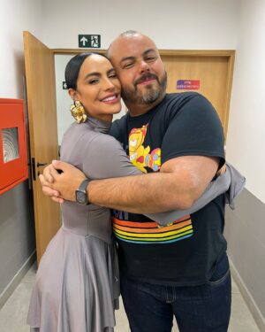 Aline Mineiro Instagram - É nítida a minha alegria em fazer parte do domingo de vocês🥹

Sobre ontem e mais um DOMINGO LINDO no @pgmsilviosantos 📺✨ O SHOW DE CALOUROS ESTAVA REPLETO de artistas incríveis!

Obrigada à todos pela audiência e por todo carinho ♥️

Beauty @correiamakeup 
Vestido @amoavva