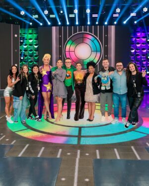 Aline Mineiro Instagram - É nítida a minha alegria em fazer parte do domingo de vocês🥹

Sobre ontem e mais um DOMINGO LINDO no @pgmsilviosantos 📺✨ O SHOW DE CALOUROS ESTAVA REPLETO de artistas incríveis!

Obrigada à todos pela audiência e por todo carinho ♥️

Beauty @correiamakeup 
Vestido @amoavva