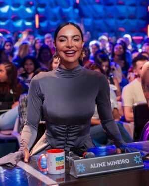 Aline Mineiro Instagram - É nítida a minha alegria em fazer parte do domingo de vocês🥹

Sobre ontem e mais um DOMINGO LINDO no @pgmsilviosantos 📺✨ O SHOW DE CALOUROS ESTAVA REPLETO de artistas incríveis!

Obrigada à todos pela audiência e por todo carinho ♥️

Beauty @correiamakeup 
Vestido @amoavva