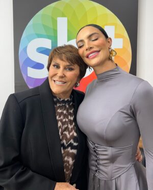 Aline Mineiro Instagram - É nítida a minha alegria em fazer parte do domingo de vocês🥹

Sobre ontem e mais um DOMINGO LINDO no @pgmsilviosantos 📺✨ O SHOW DE CALOUROS ESTAVA REPLETO de artistas incríveis!

Obrigada à todos pela audiência e por todo carinho ♥️

Beauty @correiamakeup 
Vestido @amoavva
