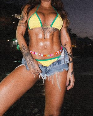 Alinne Rosa Instagram - vem cá me ter 
me puxa forte
que eu não quero resistir 
(…)
ai, ai, faz isso, não…

👀

mereço medalha de ouro em qual modalidade? sim, ainda não desapeguei dos #JogosOlímpicos 🥵❤️‍🔥😮‍💨

#alinnerosa 
Stylist @luisazevedoo 
makeup @cariolano.makeup 
Fotos @romariocarva