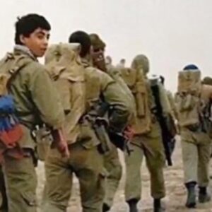 Alireza Assar Instagram - بازى عوض شده و همان هم قطارها
از داخل قطار به ما سنگ ميزنند
بيهوده دل مبند بر اين تخت روى اب
روزى تمام اسكله ها زنگ ميزنند