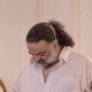 Alireza Assar Instagram - سخن خاص مگو مجلس عام است اينجا
سخن خاص نهان در سخن عام بگو#alirezaassar