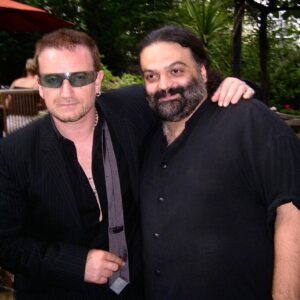 Alireza Assar Instagram - عكس قديمى از سالها پيش استوديوى ابى رود لندن در كنار بونو

2006, Abbey Road studio,london,with Great musician bono.