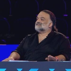 Alireza Assar Instagram - برنامه ما از همين پنجشنبه و جمعه شروع ميشه
از صميم قلب ارزو ميكنم كه دوستش داشته باشيد و گروه ها و برنامه رو حمايت كنيد
لطفا بندبازى رو از فيلم نت ببينيد