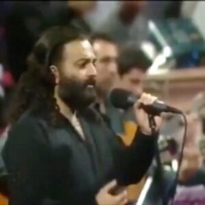 Alireza Assar Instagram - تولد اميرالمومنين على (ع) و روز پدر بر تمام هموطنان نازنينم مبارك.
اميدوارم اين تلخيها دست از سر اين كشور و مردمش بردارند و بار ديگر همديگر رو تنگ در اغوش بگيريم.
نوميد مشو جانا كاوميد پديد امد
اميد همه جانها از غيب رسيد،امد
نوميد مشو اى جان در ظلمت اين زندان
كان شاه كه يوسف را از حبس خريد امد
اى شب به سحر برده در يارب و يارب تو
ان يارب و يا رب را رحمت بشنيد،امد
