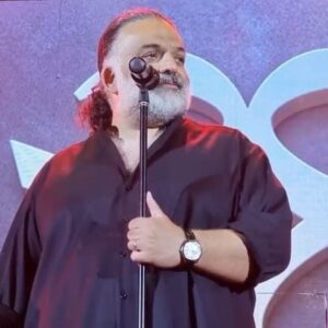 Alireza Assar Instagram - ان را كه منم خرقه
عريان نشود هرگز
وان را كه منم چاره
بى چاره نخواهد شد….

شبهاى خاطره انگيز و دلچسب كنسرت تهران كه به اميد خدا در تمام شهرهاى ايران عزيزمون در كنار هم تكرارش خواهيم كرد❤️

گيتار:سهيل بيانى مهر عزيزم
@soheil.bayanimehr 
ويدئو :
@haxpictures