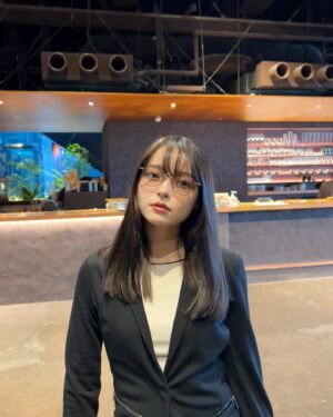 Alisa Sakamaki Instagram - なんだか気怠げな感じに見えますが全然気怠くないです！！！！

最近は以前よりも更にお芝居が楽しくて楽しくて、、、✨
役者としても人としても成長できるように、1日1日無駄なく楽しく過ごします☺️✨精進します！！

皆様の毎日がハッピーでありますように〜✨
無理しないで、楽しく生きようね！！！

#坂巻有紗 
#スーツ 
#メガネ 
#メガネ女子 
#表参道カフェ