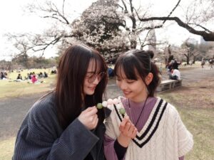 Alisa Sakamaki Instagram - 幸せってこういうこと。🌸
ガッチャードメンバー、1人残らず大好きです。
みんな愛してるーー！！！
最後の写真、幸せが詰まってます☺️☺️☺️

#仮面ライダー 
#仮面ライダーガッチャード 
#坂巻有紗 
#lachesis 
#ラケシス 
#kamenrider