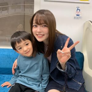 Alisa Sakamaki Instagram - こねこフィルムの『ギャルママVS席奪う男』のオフショット写真です笑🥺

TikTokで209.5Kイイネ、いただいております🐜🐜🐜
坂巻のギャルママ見てみてね☺️

かわいいかわいいけいたにたっくさん癒されました🥺

#こねこフィルム
#ショートドラマ
#ギャルママ
#fyp 
#00