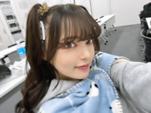 Alisa Sakamaki Instagram - みなさんメリークリスマス〜！🎄🧑‍🎄
ギリ間に合いましたわ🐜

クリスマスは何をして過ごしました？？？わたしは家族とゆっっくりできました✨

そして写真は、最近ハマってるシマエナガさんブランケットです🐤
寒い現場では欠かせないものになりました！！！
寒さには負けません🔥

#坂巻有紗
#fyp
#lachesis
#ラケシス
#ブランケット
#winter
#鳥
#birds
#シマエナガ